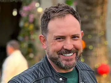 Josu Larrea, el reportero de Antena 3 Noticias que se ha hecho viral por Shakira y Piqué: "Pensé que la había liado parda" Josu Larrea, el reportero de Antena 3 Noticias que se ha hecho viral por Shakira y Piqué: "Pensé que la había liado parda"