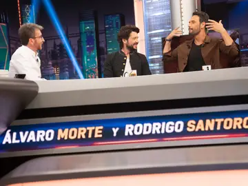 ¡Con pluma y espada! Rodrigo Santoro cuenta en 'El Hormiguero 3.0' cómo ensayaba en casa ¡Con pluma y espada! Rodrigo Santoro cuenta en 'El Hormiguero 3.0' cómo ensayaba en casa