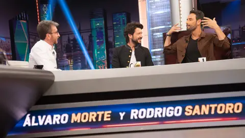 ¡Con pluma y espada! Rodrigo Santoro cuenta en 'El Hormiguero 3.0' cómo ensayaba en casa ¡Con pluma y espada! Rodrigo Santoro cuenta en 'El Hormiguero 3.0' cómo ensayaba en casa