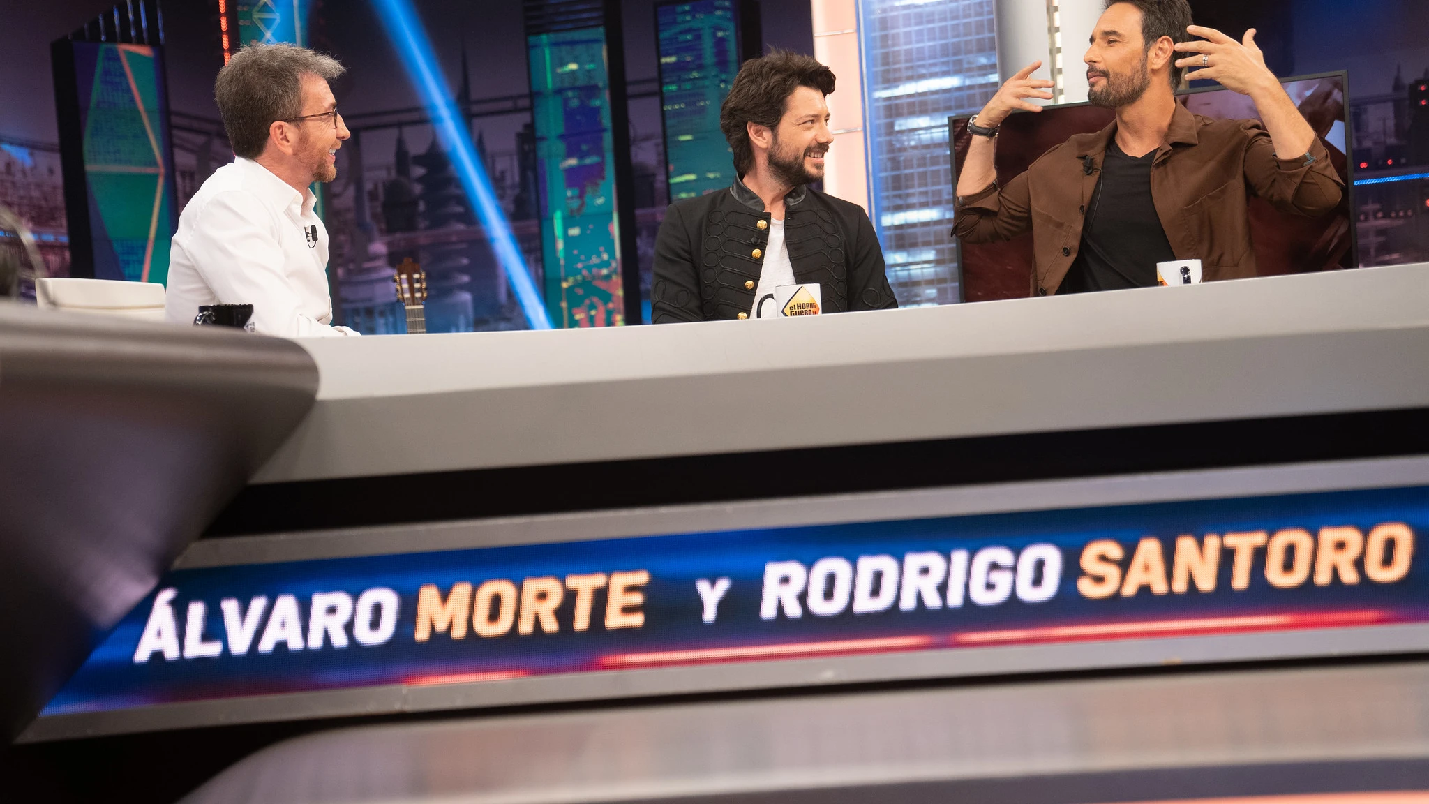 &iexcl;Con pluma y espada! Rodrigo Santoro cuenta en 'El Hormiguero 3.0' c&oacute;mo ensayaba en casa