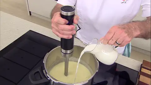 Añade la leche y sigue triturando Añade la leche y sigue triturando