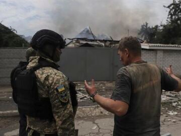 Un soldado ucraniano habla con un residente en Lysychiansk