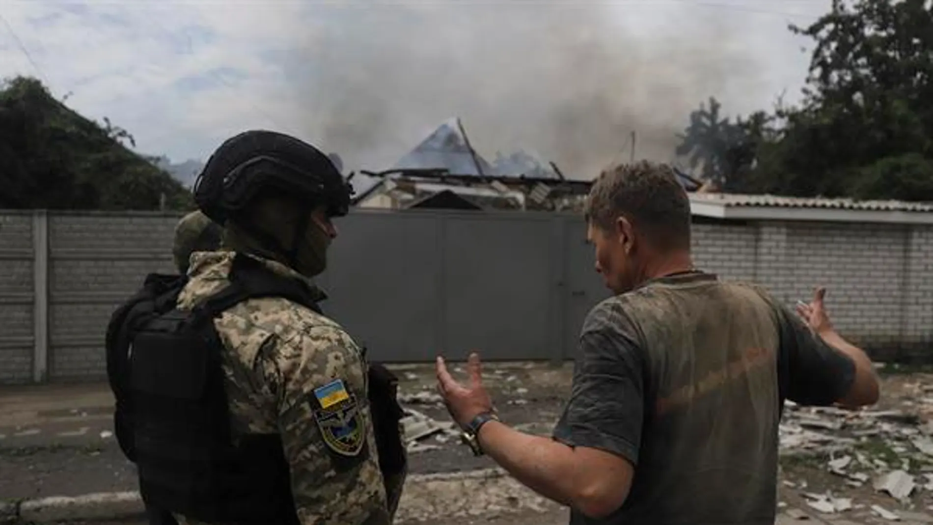 Un soldado ucraniano habla con un residente en Lysychiansk