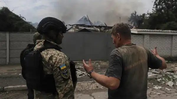 Un soldado ucraniano habla con un residente en Lysychiansk Un soldado ucraniano habla con un residente en Lysychiansk