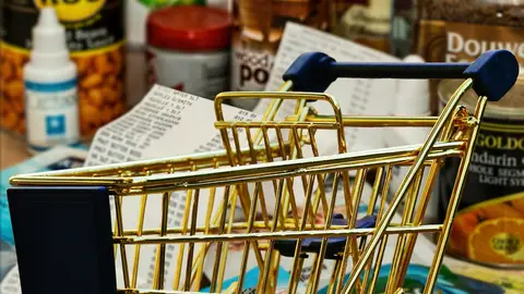 Imagen de archivo de un carro con alimentos Imagen de archivo de un carro con alimentos