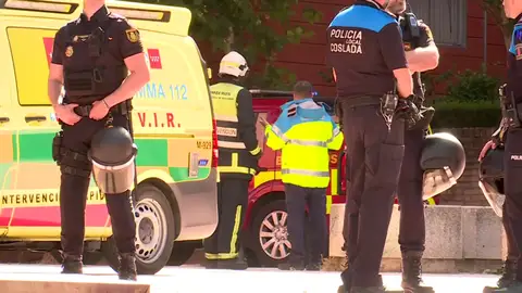 Se autolesiona en los calabozos de la Policía Nacional el hombre que se atrincheró con sus dos hijas menores en Coslada Se autolesiona en los calabozos de la Policía Nacional el hombre que se atrincheró con sus dos hijas menores en Coslada