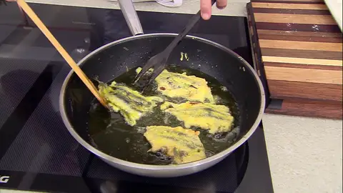 Fríe las anchoas medio minuto por cada lado Fríe las anchoas medio minuto por cada lado