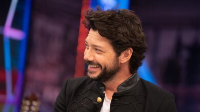 Álvaro Morte cuenta en 'El Hormiguero 3.0' su experiencia más embarazosa: ¡Acudió a vacunarse caracterizado!