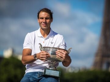 Rafa Nadal posa con su decimocuarto Roland Garros en París