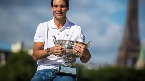 Rafa Nadal posa con su decimocuarto Roland Garros en París Rafa Nadal posa con su decimocuarto Roland Garros en París