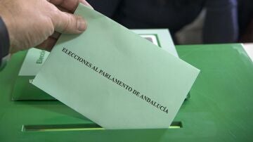 Imagen de archivo de voto al Parlamento de Andaluc&iacute;a