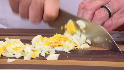 Corta los ingredientes y mezcla Corta los ingredientes y mezcla