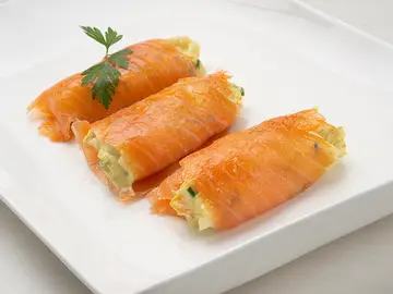 La receta fresca y fácil de Arguiñano: rulos de salmón y ensaladilla