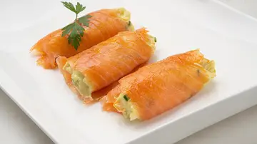 La receta fresca y fácil de Arguiñano: rulos de salmón y ensaladilla