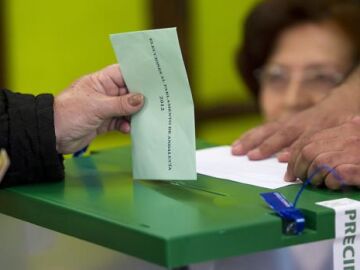 Un votante introduce su sobre en la urna