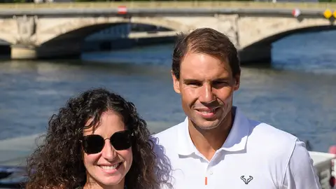 Xisca Perelló y Rafa Nadal posan con la copa Xisca Perelló y Rafa Nadal posan con la copa