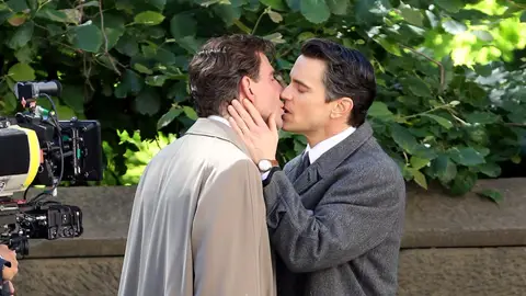 Bradley Cooper y Matt Bomer se besan en el rodaje de 'Maestro' Bradley Cooper y Matt Bomer se besan en el rodaje de 'Maestro'