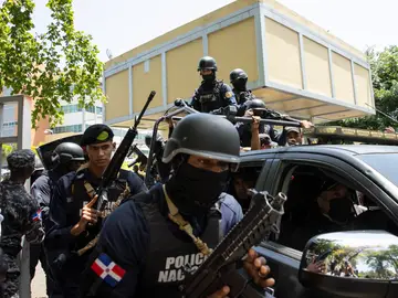 Agentes de la Policía Nacional vigilan el ministerio de Medio Ambiente tras el tiroteo Agentes de la Policía Nacional vigilan el ministerio de Medio Ambiente tras el tiroteo