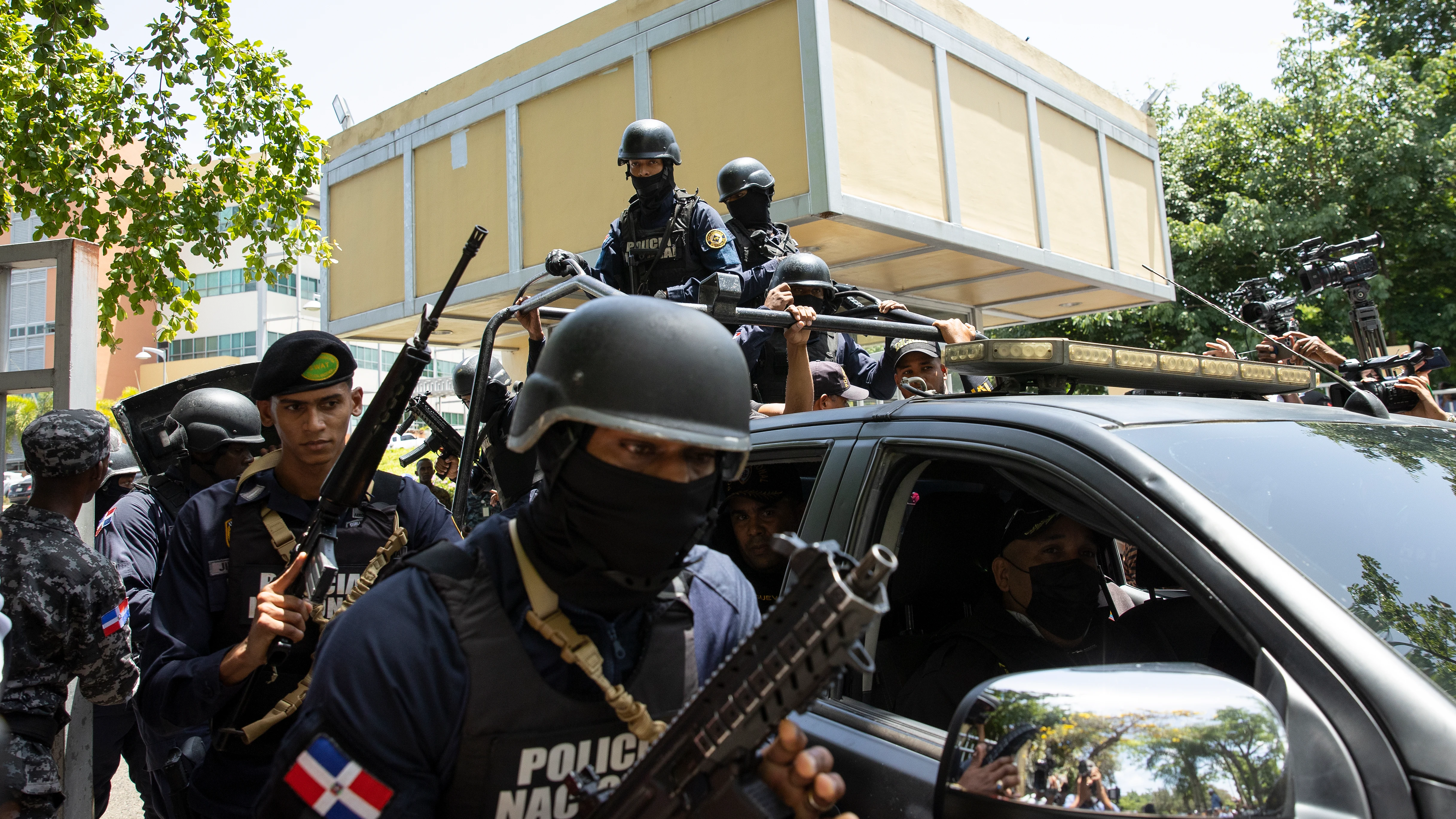 Agentes de la Polic&iacute;a Nacional vigilan el ministerio de Medio Ambiente tras el tiroteo