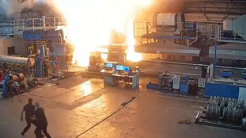 Incendio fábrica Dos Hermanas, Sevilla Incendio fábrica Dos Hermanas, Sevilla