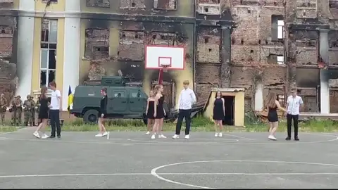 Baile de fin de curso en las ruinas de un colegio Baile de fin de curso en las ruinas de un colegio