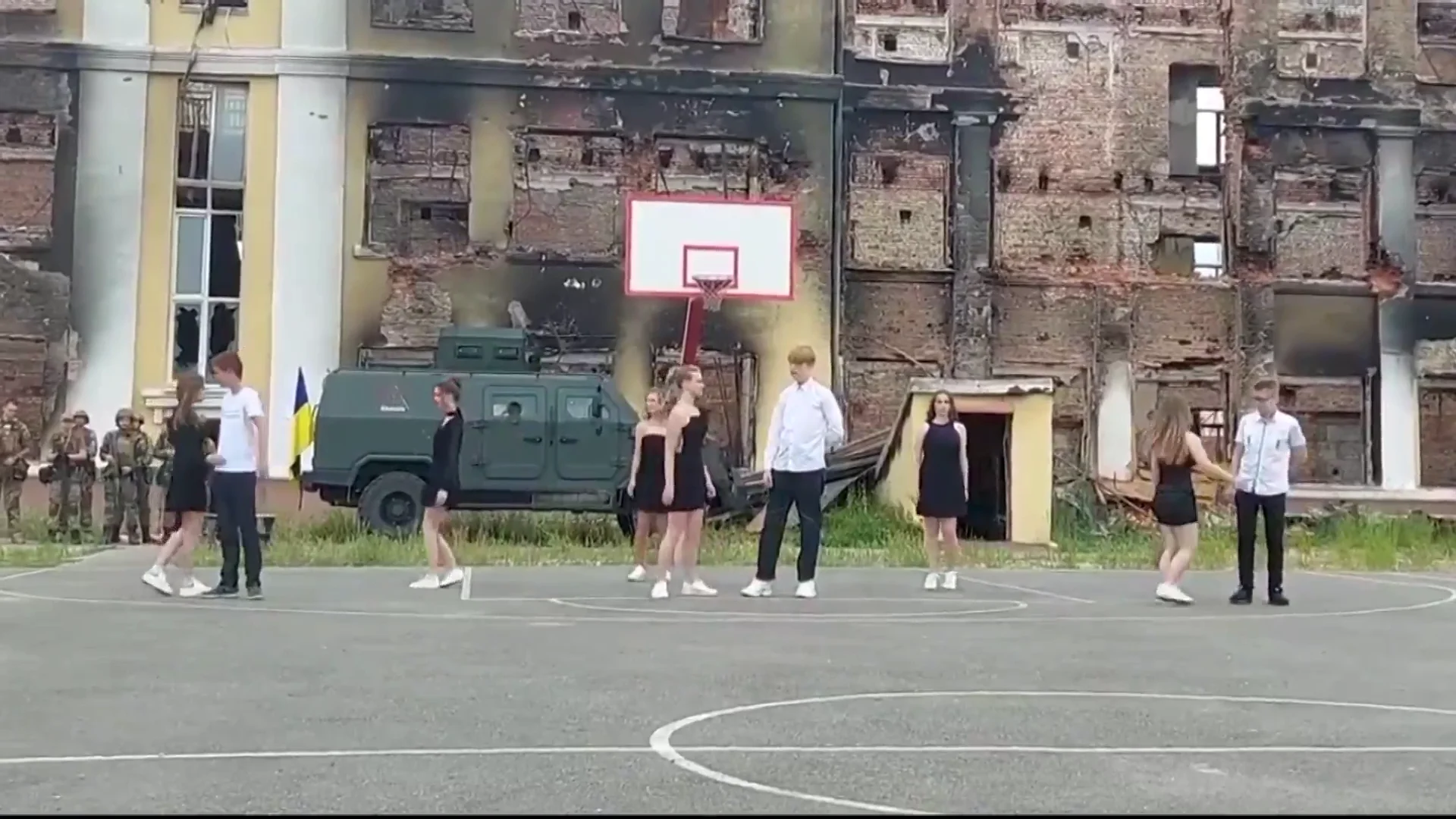 Baile de fin de curso en las ruinas de un colegio