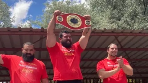 Roberto Rodríguez logra su quinta Liga Nacional de Fuerza Roberto Rodríguez logra su quinta Liga Nacional de Fuerza