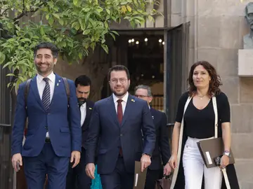 Pere Aragonés, acompañado del vicepresidente Jordi Puigneró y la consellera de presidencia Laura Vilagrà 