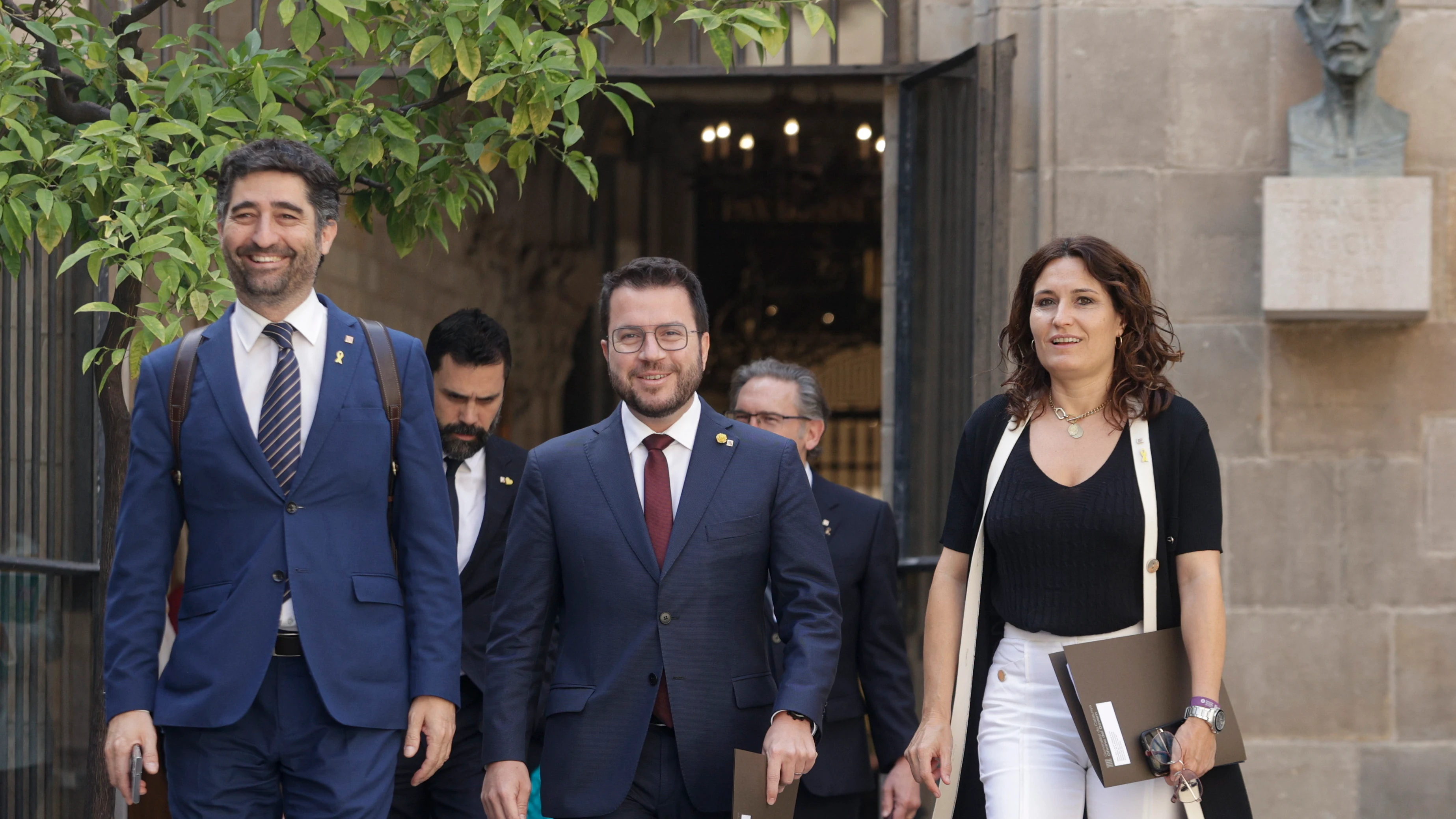 Pere Aragonés, acompañado del vicepresidente Jordi Puigneró y la consellera de presidencia Laura Vilagrà Pere Aragonés, acompañado del vicepresidente Jordi Puigneró y la consellera de presidencia Laura Vilagrà