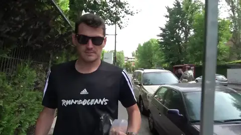 La actitud de Iker Casillas cuando le preguntan por las fotos de Sara Carbonero besándose con su novio La actitud de Iker Casillas cuando le preguntan por las fotos de Sara Carbonero besándose con su novio