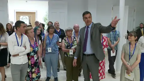 Sánchez hace de guía en el regreso de las visitas turísticas a Moncloa: "Tenemos buenos jardineros" Sánchez hace de guía en el regreso de las visitas turísticas a Moncloa: "Tenemos buenos jardineros"
