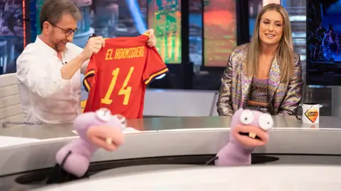 Alexia Putellas sorprende a Pablo Motos con un regalo muy especial Alexia Putellas sorprende a Pablo Motos con un regalo muy especial