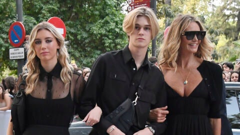  Elle MacPherson con su hijo, Aurelius Cy Busson, y su novia, Teila Morris.