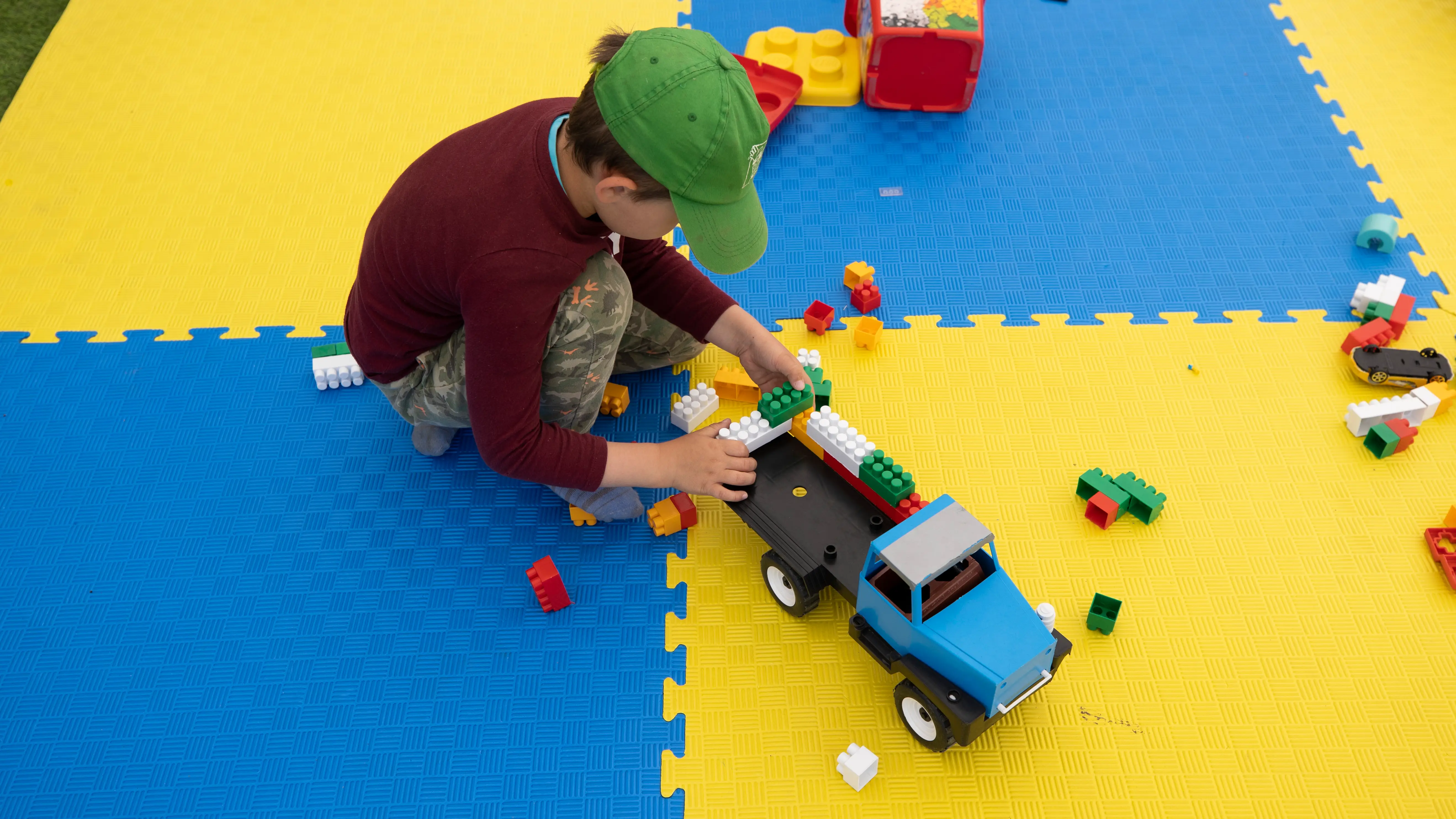 Un niño jugando en Bucha, Ucrania Un niño jugando en Bucha, Ucrania
