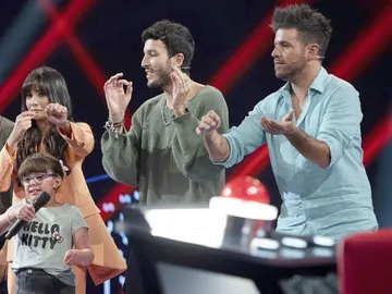 ¡Nunca visto! Pablo López baila por primera vez en su vida tras los ruegos de la pequeña Carla Pintor ¡Nunca visto! Pablo López baila por primera vez en su vida tras los ruegos de la pequeña Carla Pintor