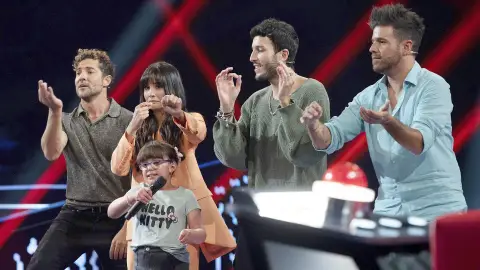 ¡Nunca visto! Pablo López baila por primera vez en su vida tras los ruegos de la pequeña Carla Pintor ¡Nunca visto! Pablo López baila por primera vez en su vida tras los ruegos de la pequeña Carla Pintor