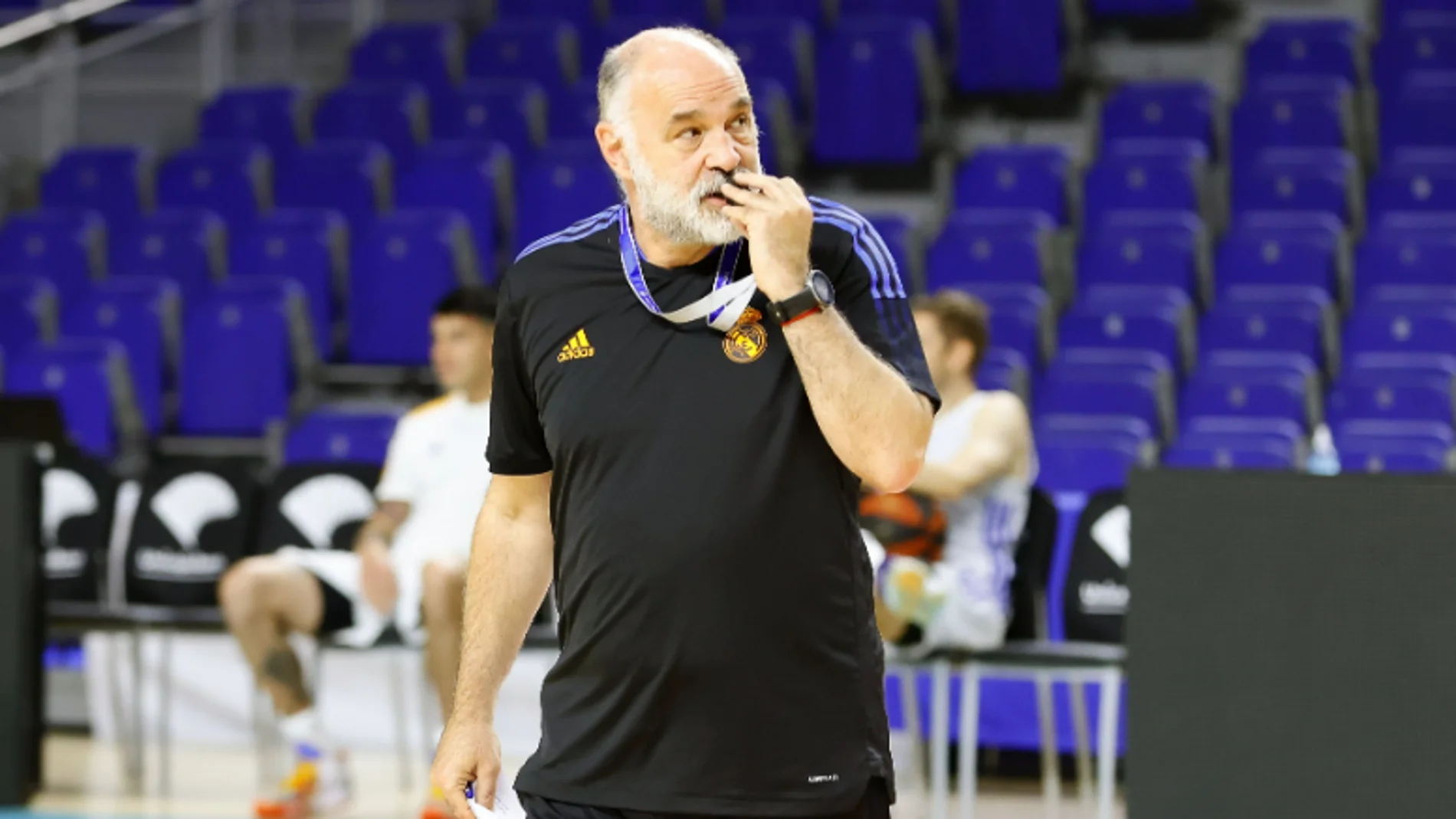 Pablo Laso dirige el entrenamiento del Real Madrid antes del 3º partido de la final