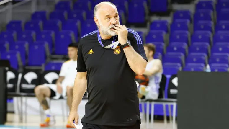 Pablo Laso dirige el entrenamiento del Real Madrid antes del 3&ordm; partido de la final