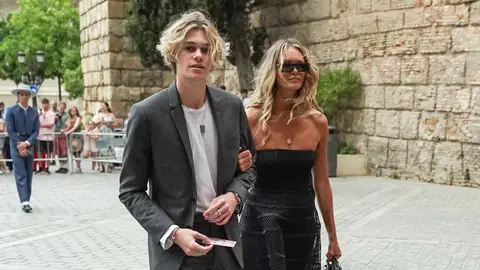 Elle MacPherson y su hijo Aurelius Cy Busson en Sevilla Elle MacPherson y su hijo Aurelius Cy Busson en Sevilla
