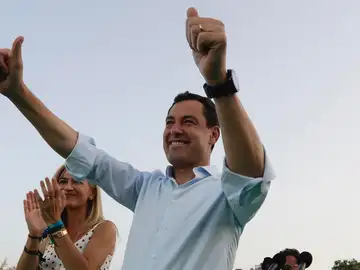 Juanma Moreno durante el cierre de campaña en Sevilla Juanma Moreno durante el cierre de campaña en Sevilla