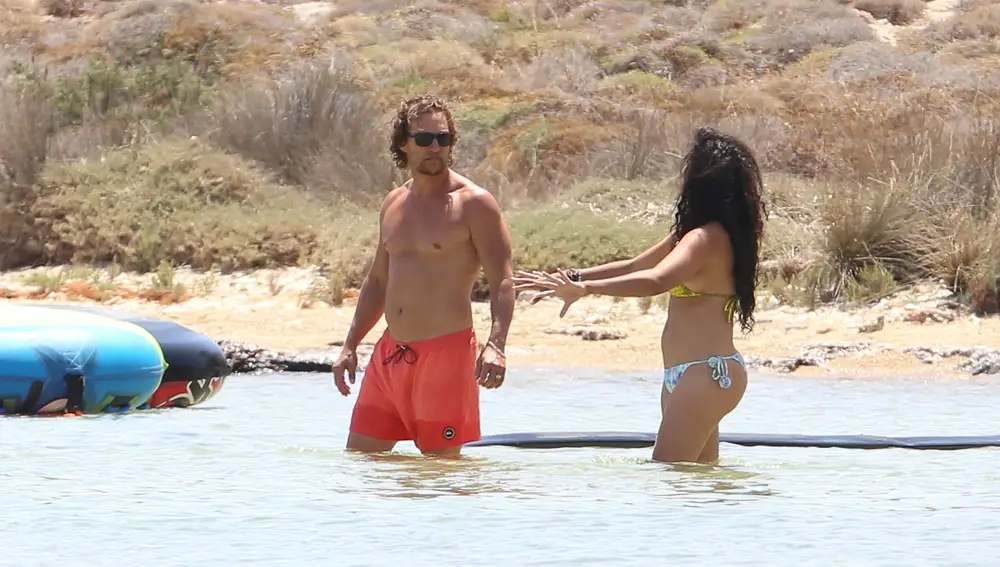 Matthew McConaughey y su mujer Camila Alves en la playa