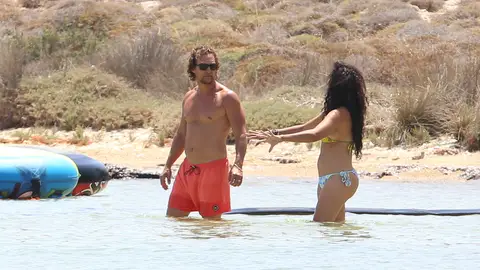 Matthew McConaughey y su mujer Camila Alves en la playa Matthew McConaughey y su mujer Camila Alves en la playa