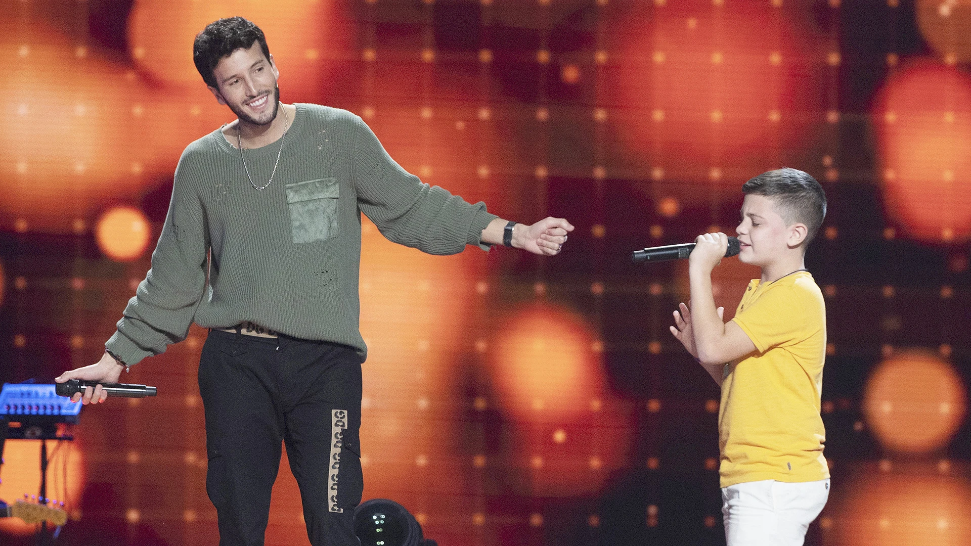 &iexcl;Emocionante! Sebasti&aacute;n Yatra canta con Joel Tena el tema &lsquo;C&oacute;mo mirarte&rsquo; en &lsquo;La Voz Kids&rsquo; 