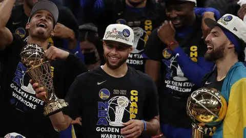 Stephen Curry con el premio Bill Russell de las Finales Stephen Curry con el premio Bill Russell de las Finales