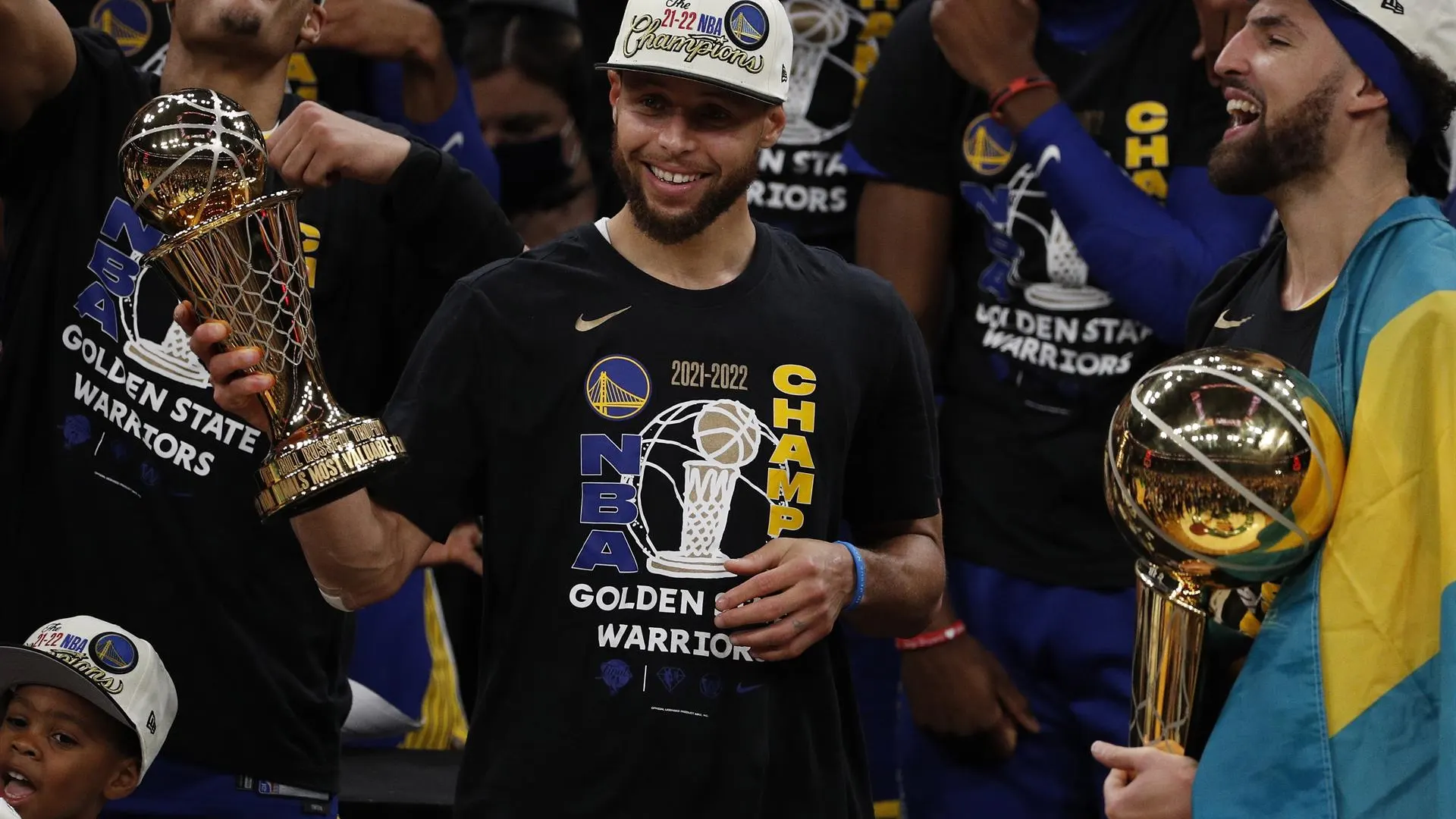 Stephen Curry con el premio Bill Russell de las Finales