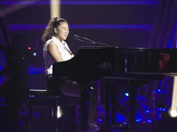 Chloe Casugo, un talento innato con el piano mientras canta ‘You are the reason’ en ‘La Voz Kids’ Chloe Casugo, un talento innato con el piano mientras canta ‘You are the reason’ en ‘La Voz Kids’
