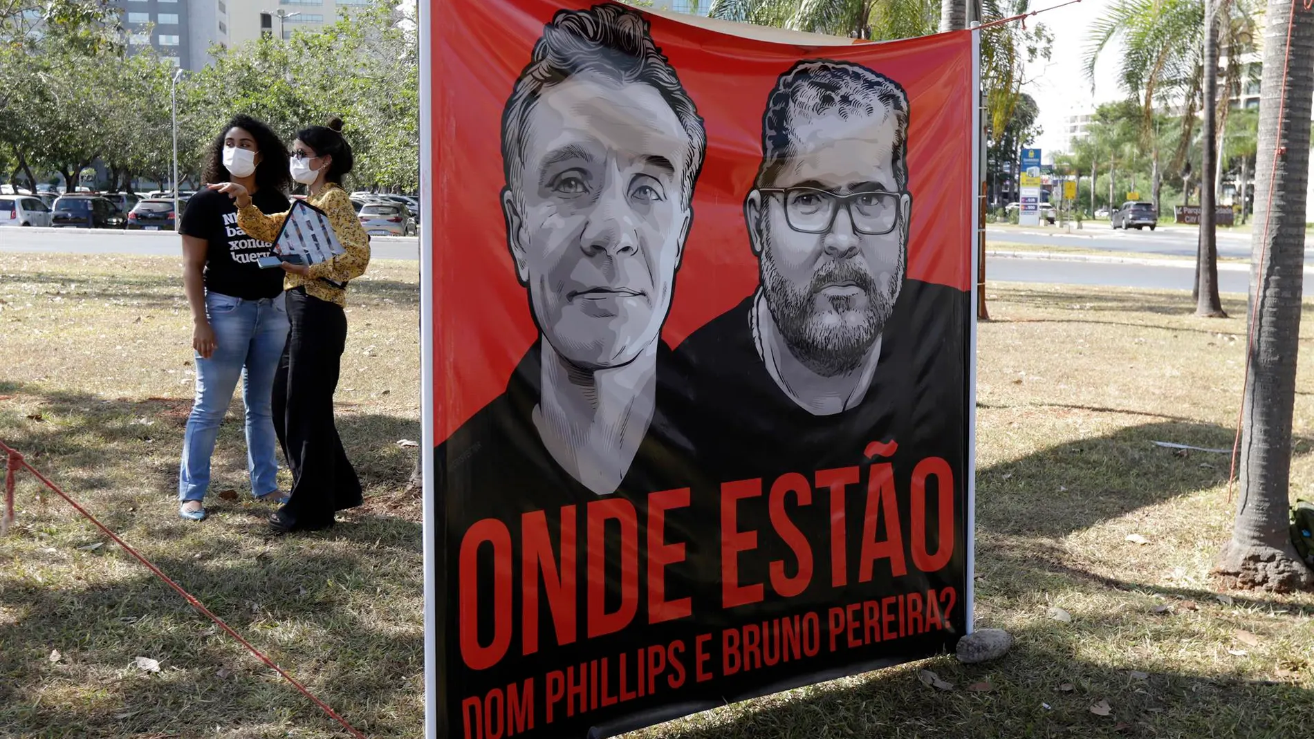 un mural con los rostros de Dom Phillips y Bruno Pereira Araújo durante un acto en Brasilia