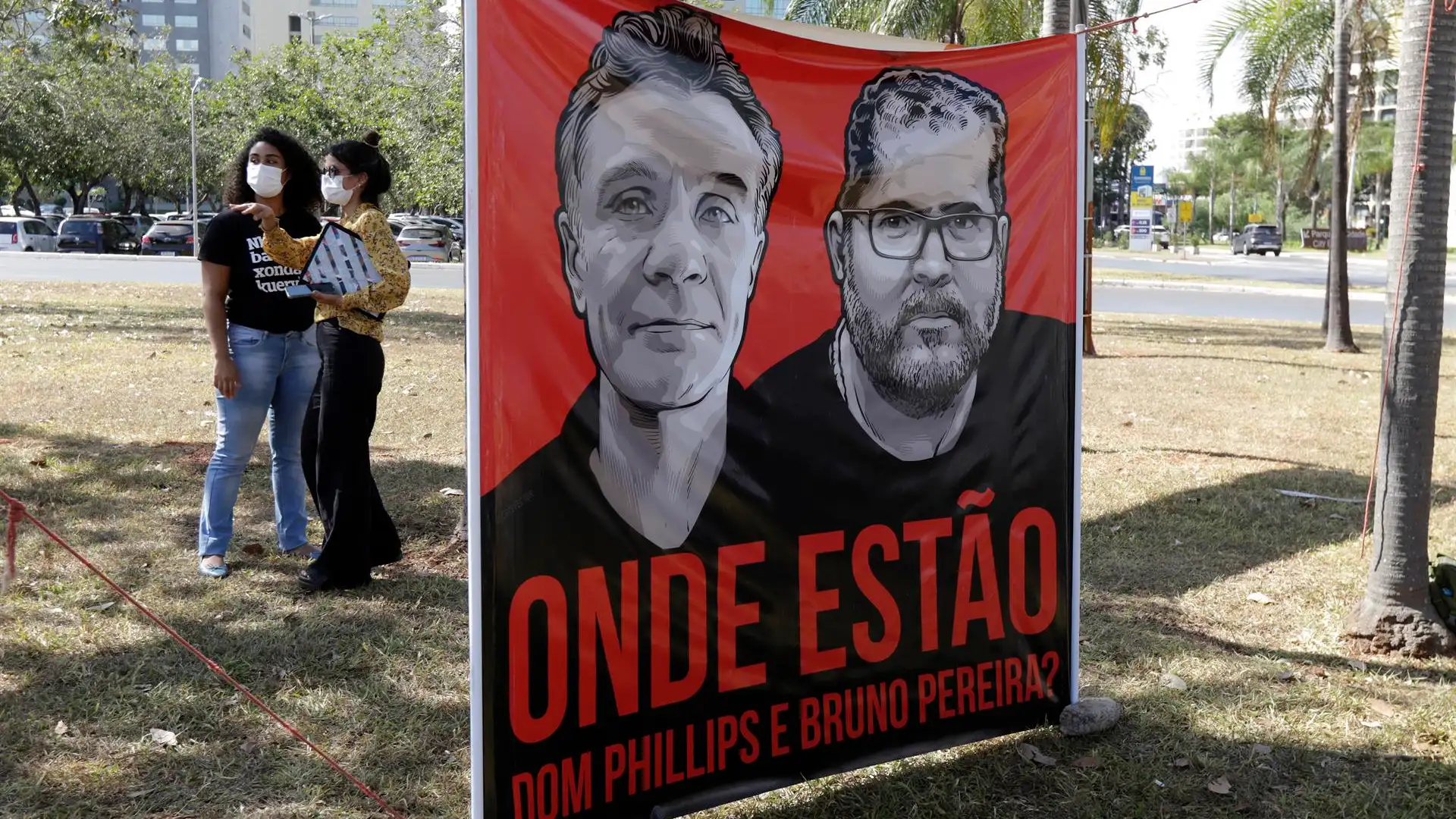 un mural con los rostros de Dom Phillips y Bruno Pereira Araújo durante un acto en Brasilia un mural con los rostros de Dom Phillips y Bruno Pereira Araújo durante un acto en Brasilia