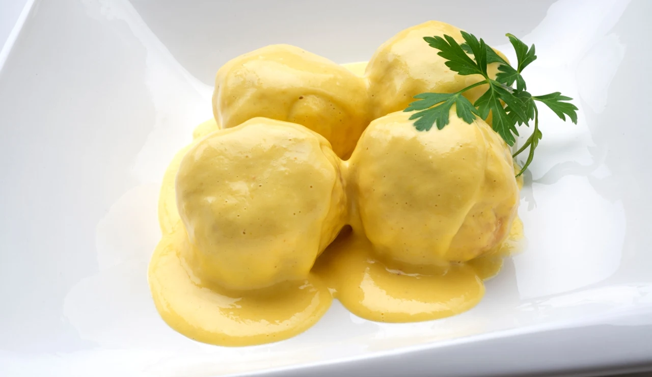 Receta de albóndigas de pollo con salsa de mango y curry, de Karlos Arguiñano