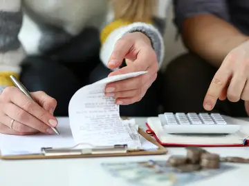 Una familia revisa facturas y calcula gastos